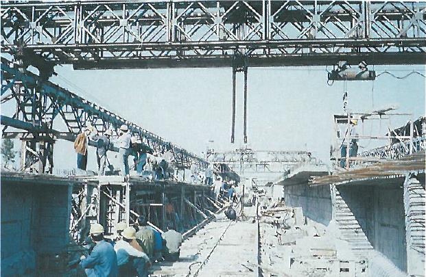 《我们都是深圳人》系列之：高速公路建设者洪俊财_fororder_20年前，成批的工人在工地上进行预制T梁混凝土浇筑