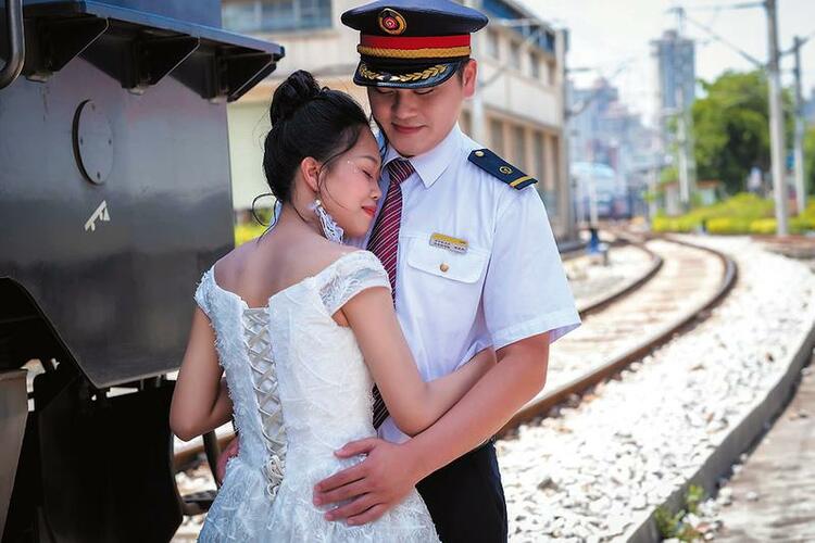 爱在七夕·见证誓约 火车司机新人办集体婚礼
