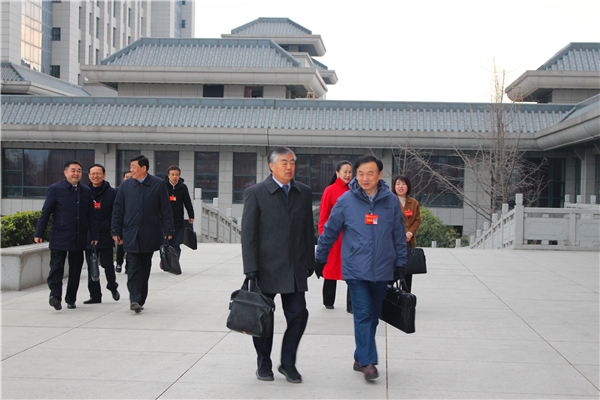 政协陕西省第十二届委员会第三次会议在西安开幕 500多名省政协委员陆续入场