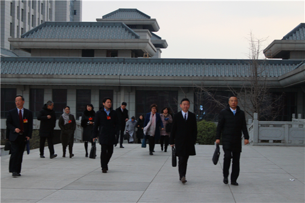 政协陕西省第十二届委员会第三次会议在西安开幕 500多名省政协委员陆续入场