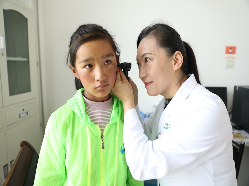 跨越3500公里 广东助力健康西藏建设_fororder_医疗志愿者在林芝市人民医院开展听力筛查