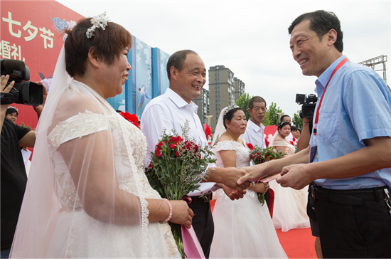 【B】【图片稿件】爱定七夕 19对贫困户新人集体婚礼在河南鲁山举行