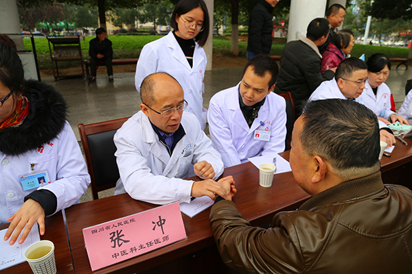 图片默认标题_fororder_省人民医院专家为梓潼老百姓义诊