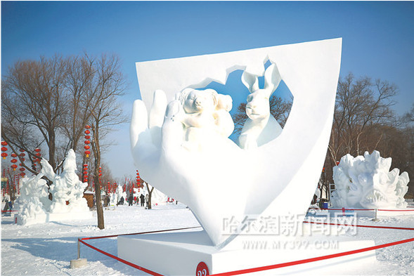 十国雪雕大师演绎雪雕童话 哈尔滨国际雪雕比赛落幕