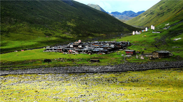 莫斯卡村中最高建筑金龙寺,是集聚莫斯卡村藏民宗教信仰的地方,神圣