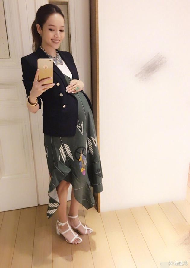 准妈妈侯佩岑晒二胎孕肚照肚大如箩四肢仍纤细