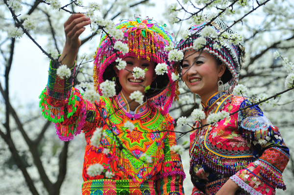 图片默认标题_fororder_游客在春风村盛开的李花树下留影---(筠连县委宣传部供图）