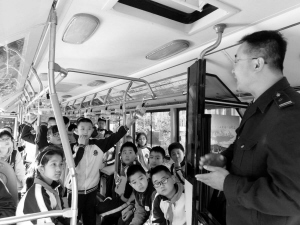 公交车开进校园 志愿者宣传文明安全乘车