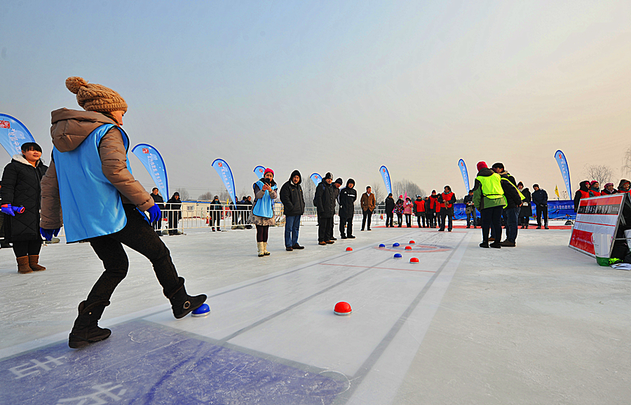 Looking Forward to Beijing 2022 Olympic Winter Games_fororder_2016年1月26日，中国首届冰蹴球邀请赛在延庆举行，来自北京、天津、河北等省市的150余名选手同场竞技。周宝平摄_副本