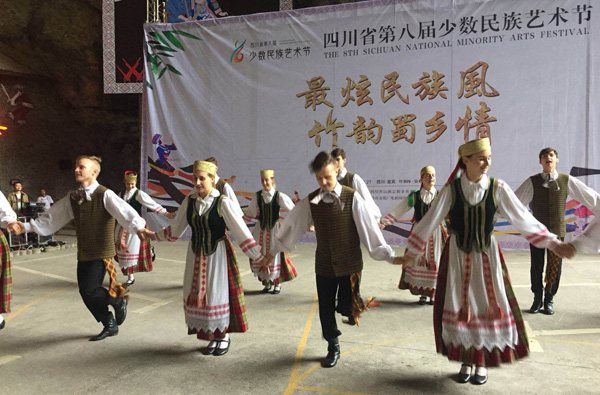 图片默认标题_fororder_少数民族艺术节惠民巡演走进兴文石海景区（喻兰-摄）1