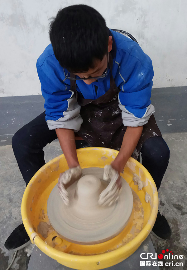 图片默认标题_fororder_学生学做白瓷拉胚（摄影-杨建昆）