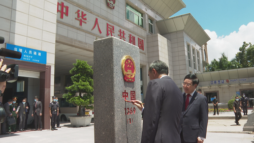 当我们谈论边界争端时,不如谈谈中越边境上的界碑…… 当我们谈论边界争端时,不如谈谈中越边境上的界碑……_fororder_图1 王毅为中越陆地边界第一块新界碑描红(来源:外交部网站)