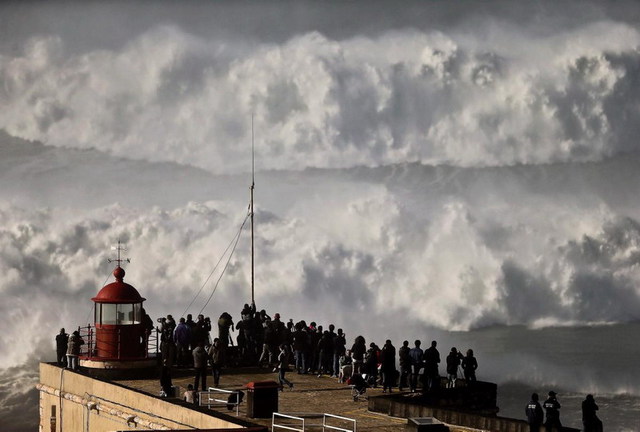 葡萄牙 北方海滩 迎来巨浪天气 吸引众多冲浪达