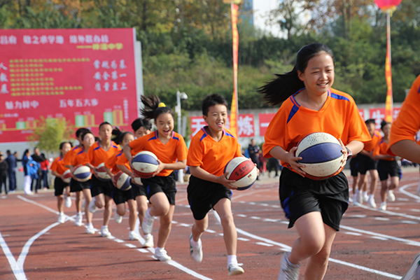 图片默认标题_fororder_文昌二小学生表演《动感篮球》团体操