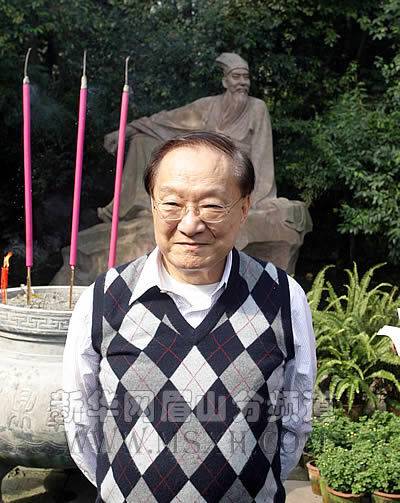 （导航眉山，移动端）金庸曾造访三苏祠：四川多才士 东坡第一人