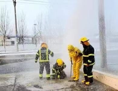 零下十几度，葫芦岛消防员用身体对抗冲天的水