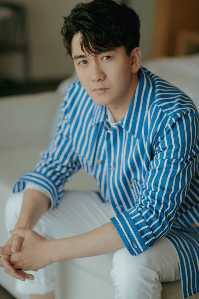 翟天临造型清爽临近年末,演员翟天临开始各种活动,整个十一月都是