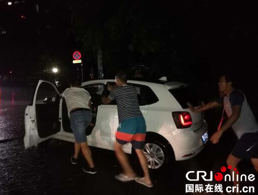 图片默认标题_fororder_党员志愿者救援行动。（温江区涌泉街道-供图）