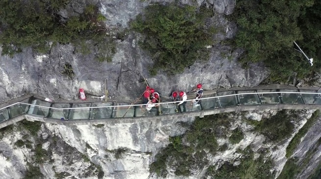 地上1400mのガラス桟道、国慶節連休に向け、保守作業後に開放=湖南省_fororder_网3-2