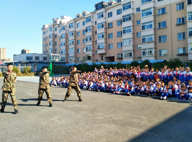 辽宁东港市200余名小学生走进新港边防派出所体验官兵生活