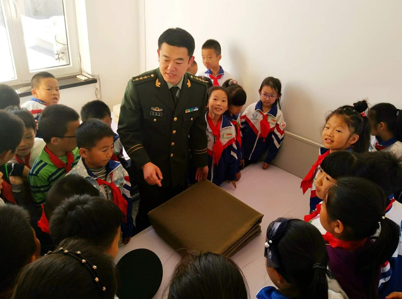 辽宁东港市200余名小学生走进新港边防派出所体验官兵生活