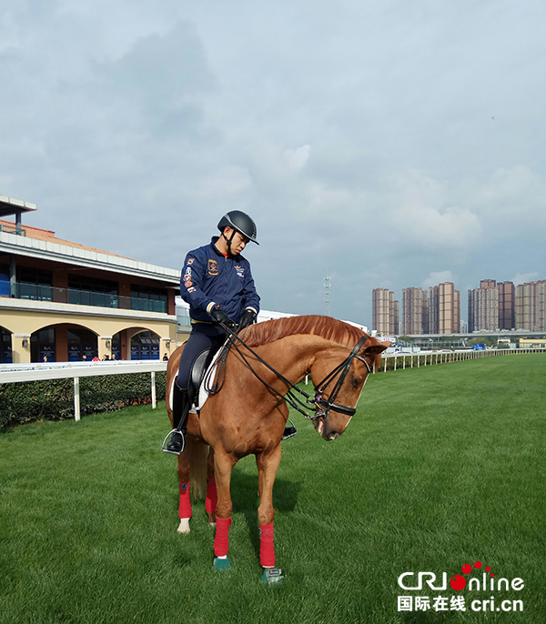 图片默认标题_fororder_赛手与赛马亮相（摄影-杨建昆）