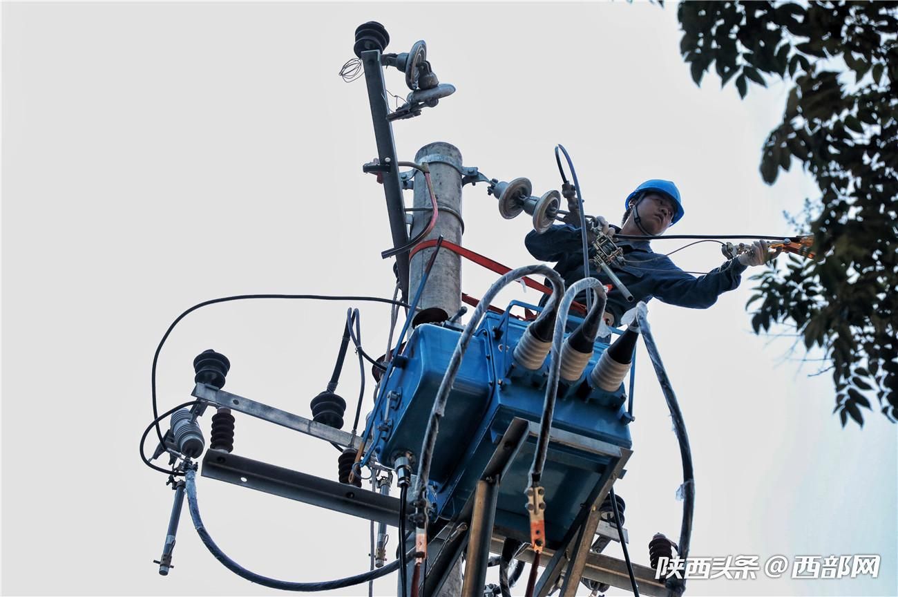 致敬平凡的劳动者|在风雨中砥砺前行 照亮小康的光明守护人