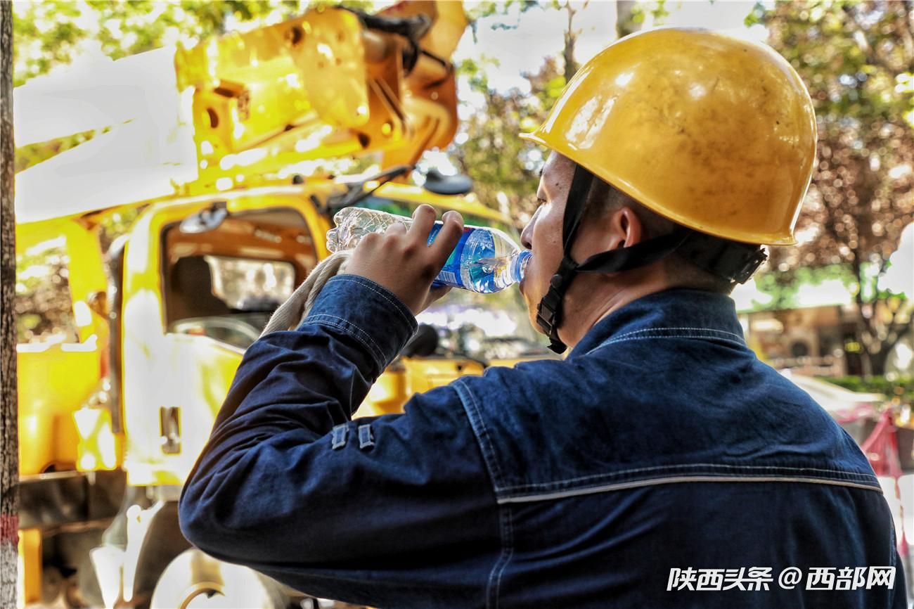 致敬平凡的劳动者|在风雨中砥砺前行 照亮小康的光明守护人