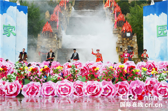 图片默认标题_fororder_3、庆典活动上的文艺表演（摄影  何刚）