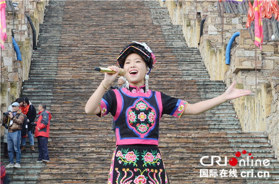 图片默认标题_fororder_2、著名歌手云朵为家乡献唱（摄影  何刚）