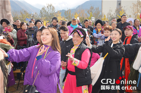 图片默认标题_fororder_6、当地群众与游客载歌载舞共庆羌族新年（摄影  何刚）