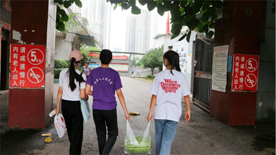 （有修改）【B】重庆大学生开展暑期志愿活动 展青春风采