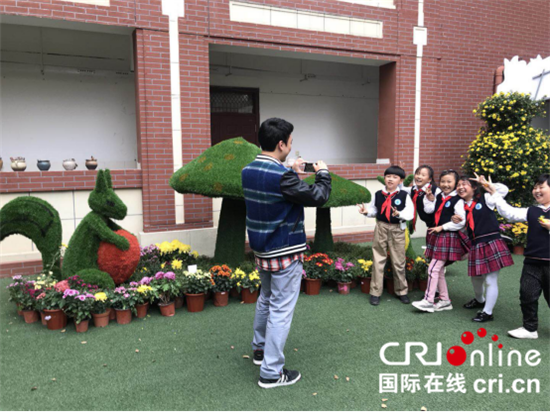 急稿(供稿 教育图文 三吴大地南京 移动版)南京中山小学举行菊花展暨《菊语童心》发布会 急稿(供稿 教育图文 三吴大地南京 移动版)南京中山小学举行菊花展暨《菊语童心》发布会