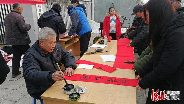 河北临城：迎春送春联 祝福进万家