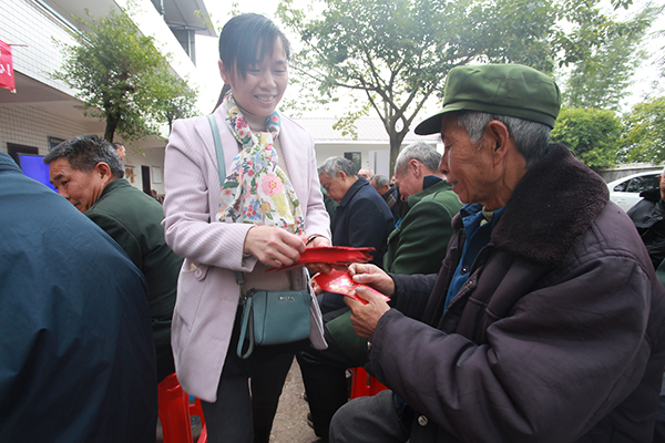 自贡市自流井区:在外经商的家乡人袁照伟心系家乡回报桑梓