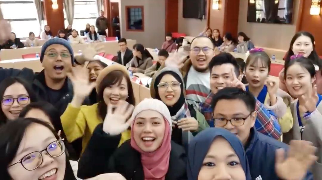 「新华网」“我不想再去中国了，怕上瘾”