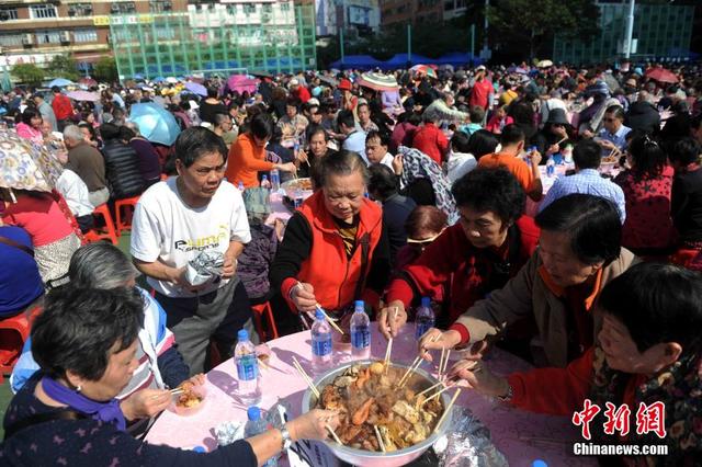 为区内低收入家庭,少数族裔人士安排"冬至团年饭"