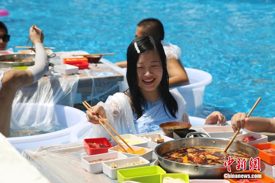 冷たいけどアツい!氷入りバケツにつかり火鍋を食べる重慶市民_fororder_1