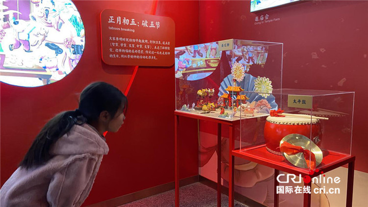 “打卡”西安“网红”街中国年文化馆 探寻新年“历史记忆”