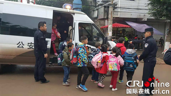 【法制安全】校车陷入淤泥 重庆渝北民警调配警车护送学生上学