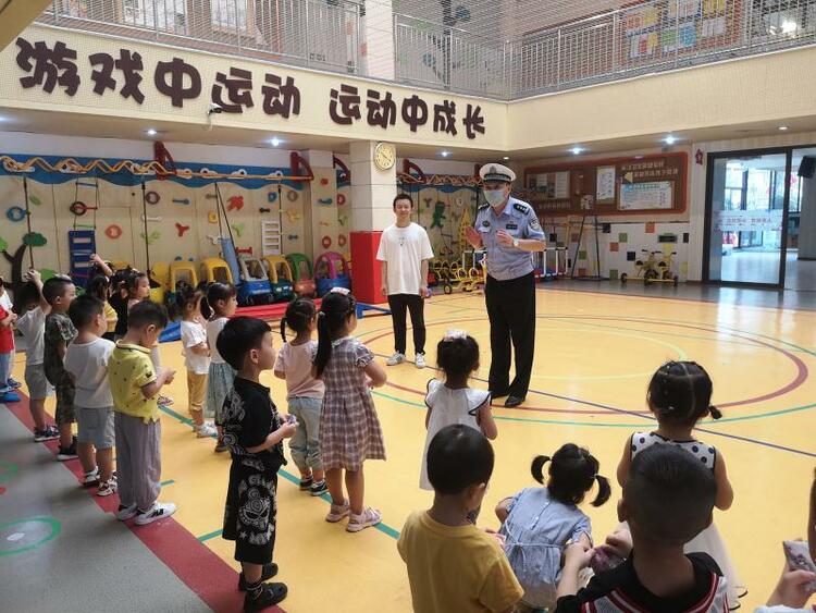 【B】开学首日 重庆渝中“护学岗”民警护航师生校园安全