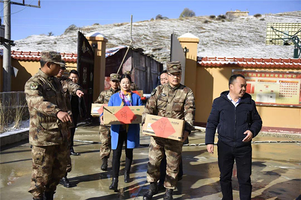 图片默认标题_fororder_2.官兵们送药下乡