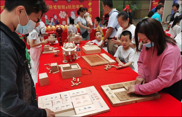 “ช่างไม้ผู้เปี่ยมด้วยพรสวรรค์” จีนประดิษฐ์สุดยอดของเล่นสไตล์โบราณช่วยพัฒนาสติปัญญา_fororder_200913muwanju4