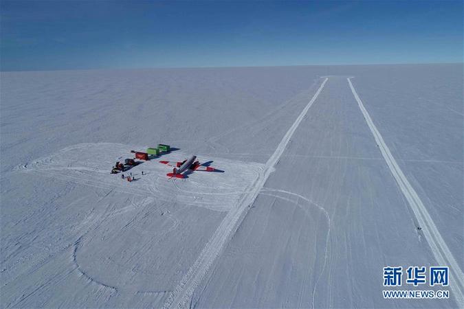 科考隊(duì)員完成中山站冰蓋機(jī)場(chǎng)雪面跑道建設(shè)并試運(yùn)行（2019年1月29日攝）。新華社發(fā)（中國(guó)第35次南極科學(xué)考察隊(duì)供圖）