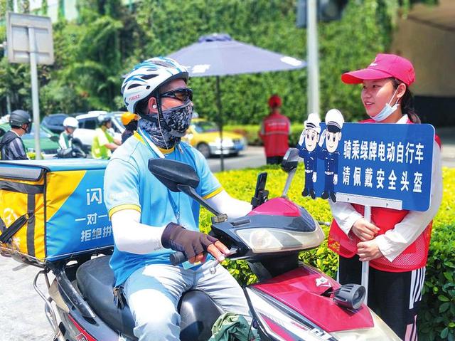 《南宁市电动自行车管理条例》实施首日—— 处罚与教育并行 交警文明执法获称赞