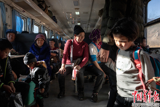 「中青在线」慢火车上年轻的希望