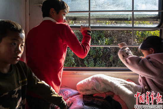 「中青在线」慢火车上年轻的希望