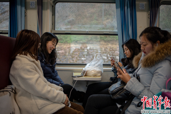 「中青在线」慢火车上年轻的希望