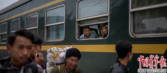 「中青在线」慢火车上年轻的希望