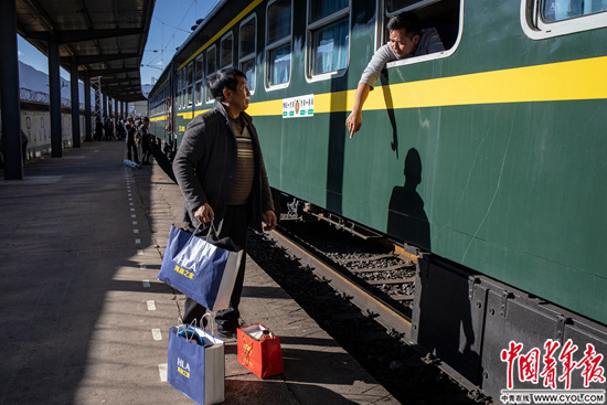 「中青在线」慢火车上年轻的希望